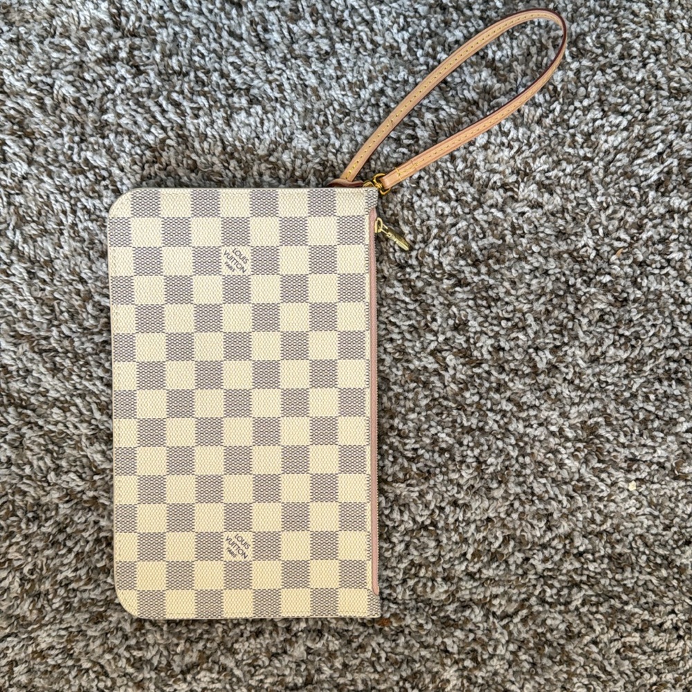 Louis Vuitton neverfull clutch